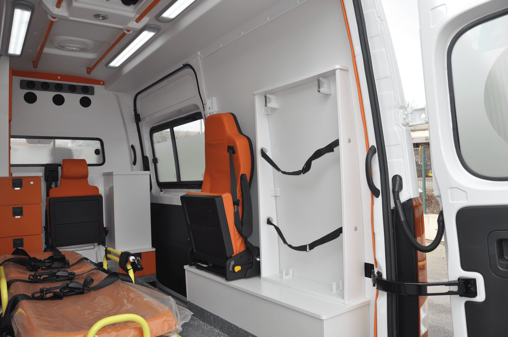 Hyundai H350 Ambulance thumbnail 7