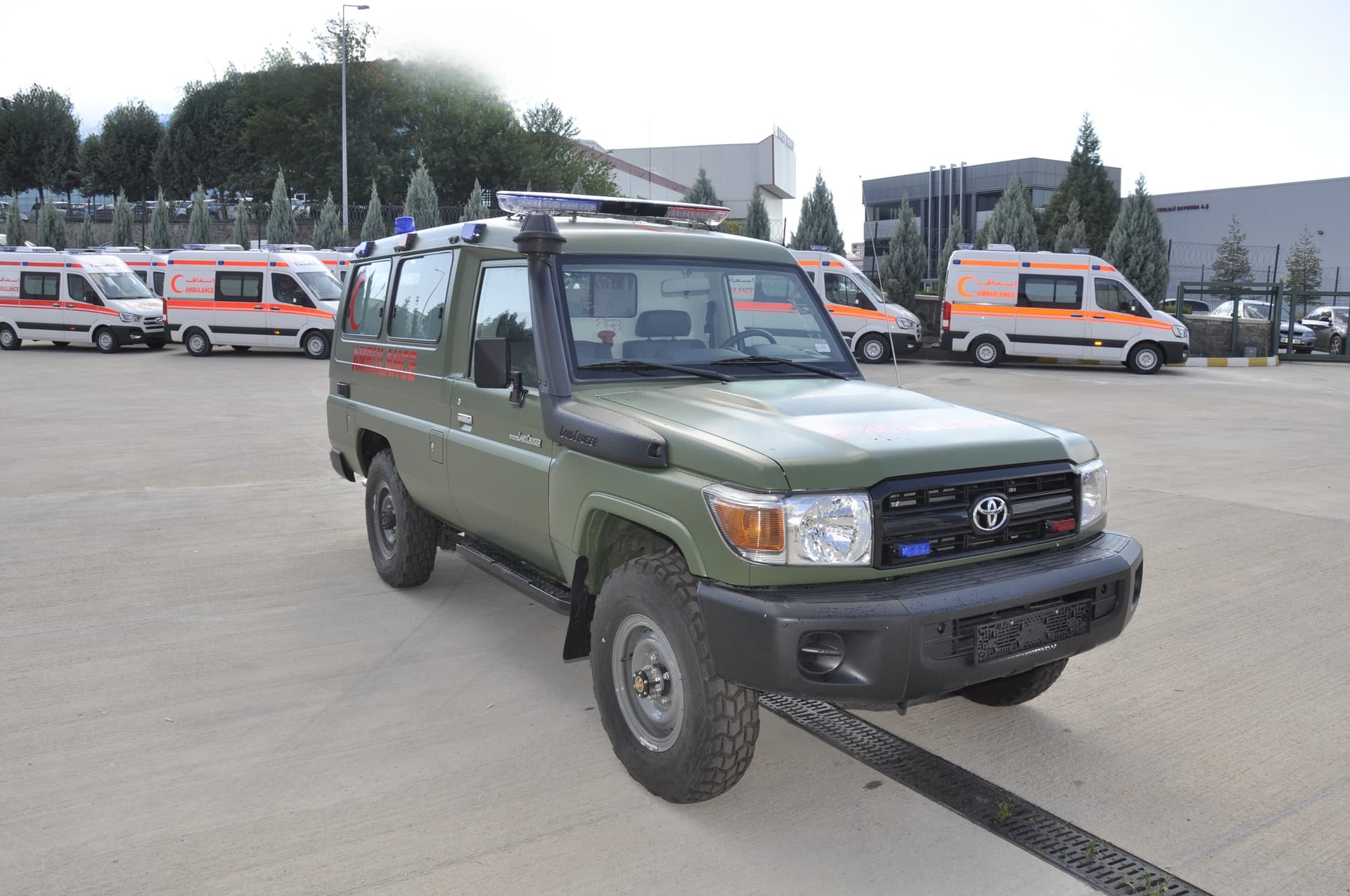 Toyota Land Cruiser Ambulance thumbnail 2
