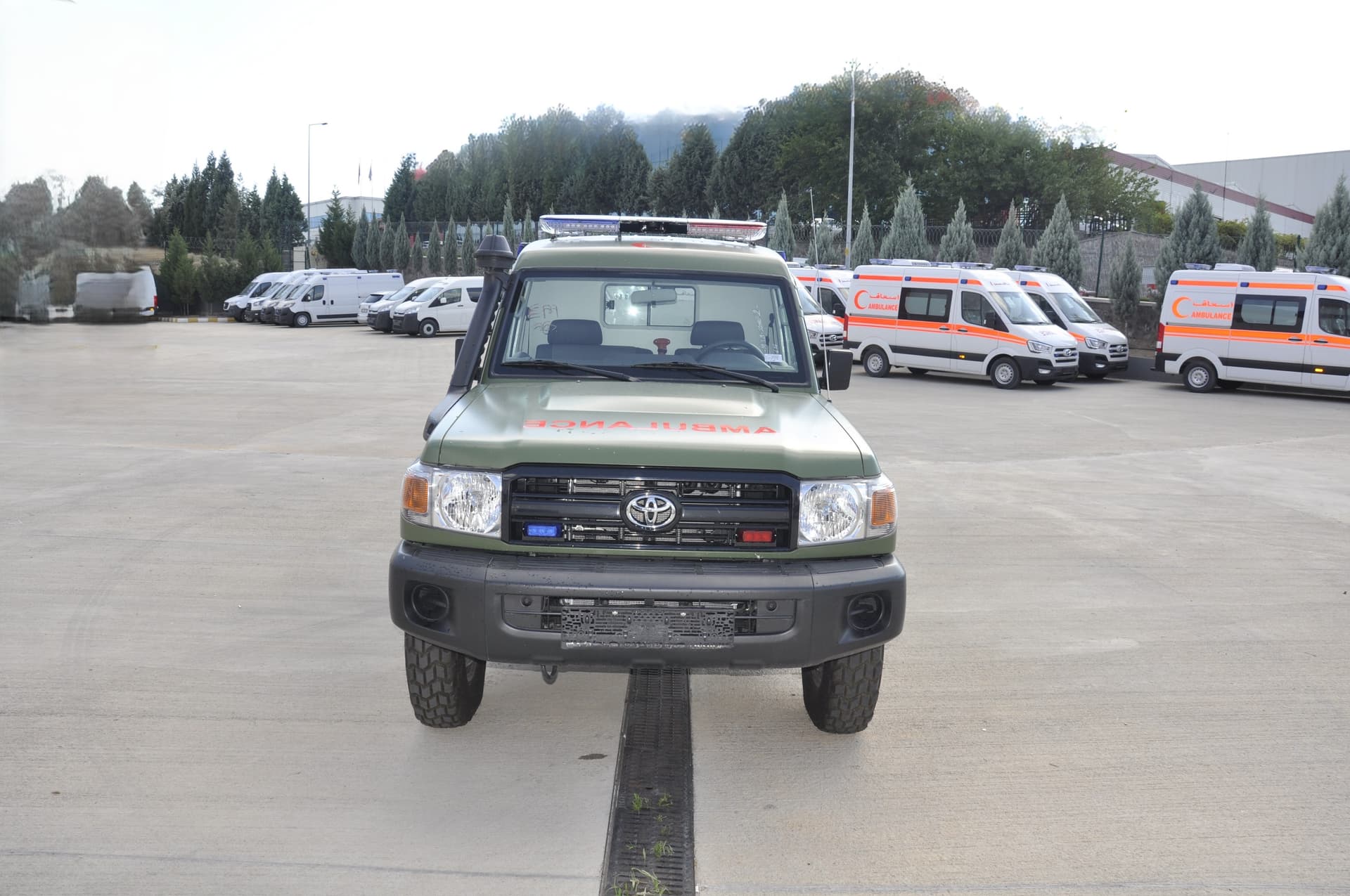 Toyota Land Cruiser Ambulance thumbnail 3