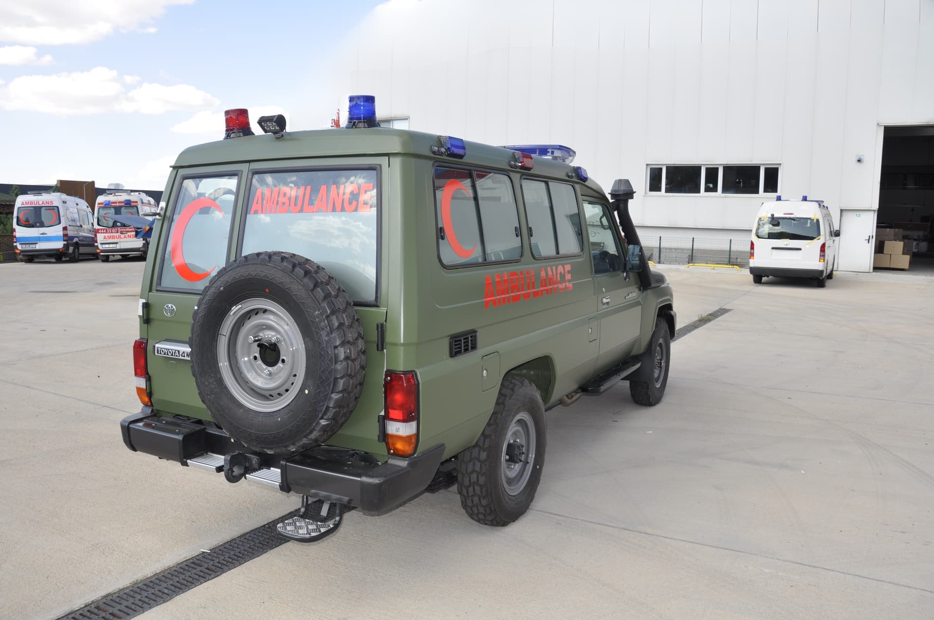 Toyota Land Cruiser Ambulance thumbnail 4