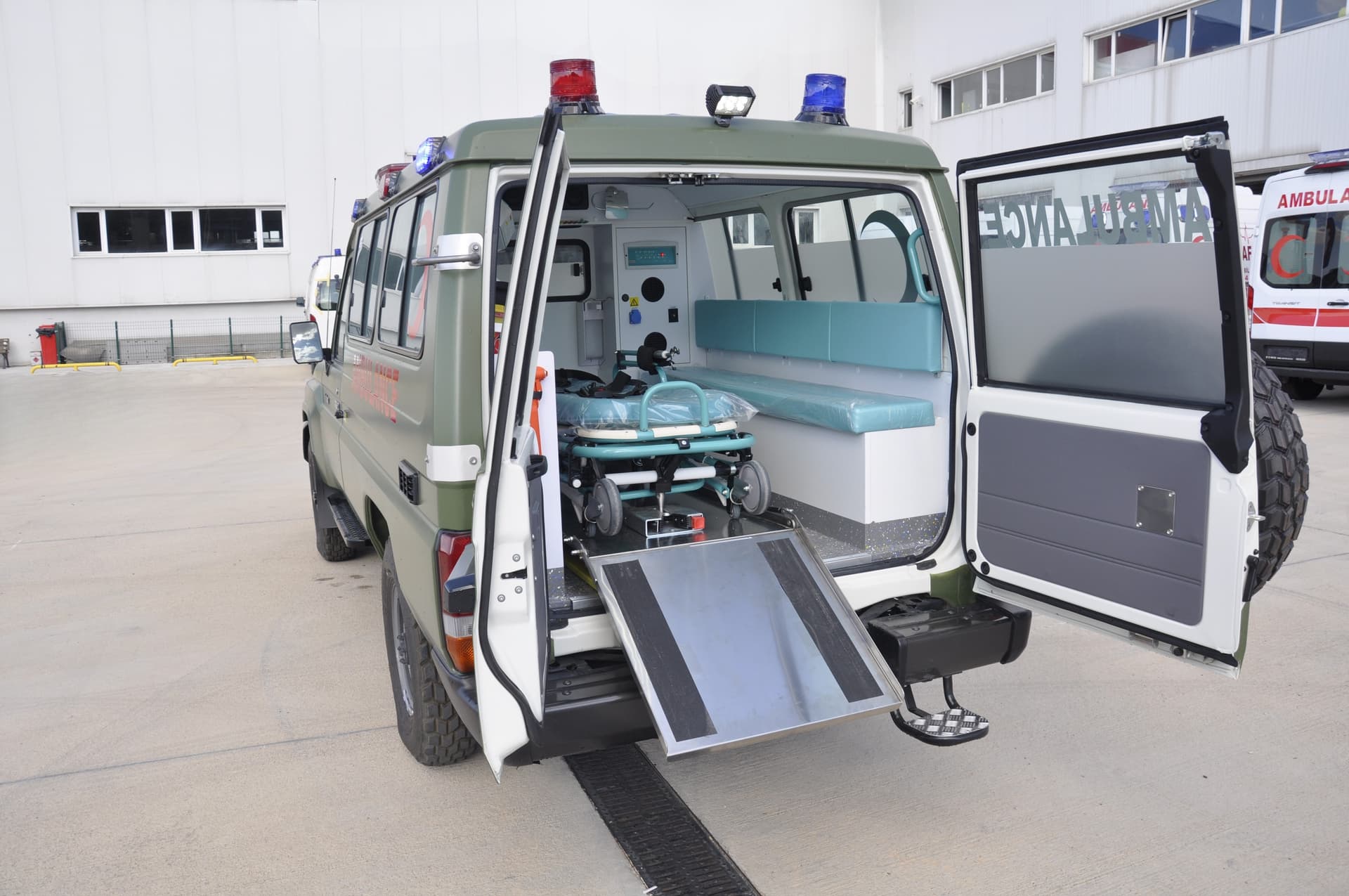 Toyota Land Cruiser Ambulance thumbnail 7