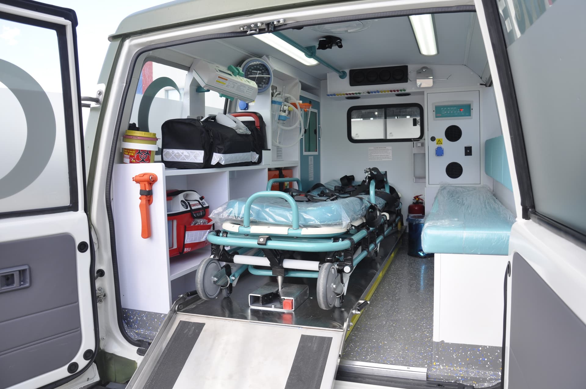 Toyota Land Cruiser Ambulance thumbnail 10